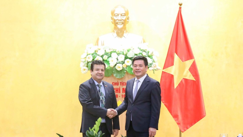 Bộ trưởng Công Thương Nguyễn Hồng Diên tiếp ông Sergio Narea, Đại sứ Đặc mệnh toàn quyền Cộng hoà Chile tại Việt Nam. Ảnh: Bộ Công Thương
