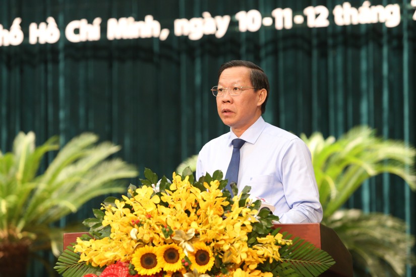 Chủ tịch UBND thành phố Phan Văn Mãi trình bày tờ trình về ban hành Nghị quyết của HĐND thành phố về triển khai Nghị quyết 98 của Quốc hội. Ảnh: VGP