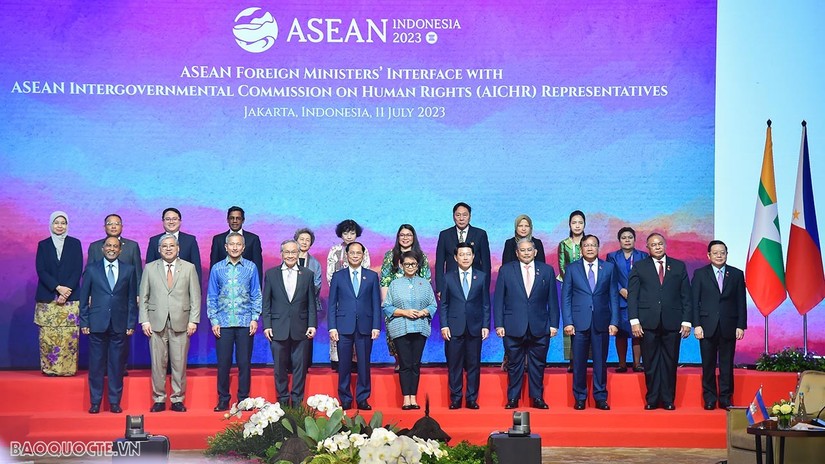 Các Bộ trưởng Ngoại giao các nước ASEAN chụp ảnh lưu niệm cùng đại diện Ủy ban AICHR các nước thành viên. Ảnh: Báo Quốc tế