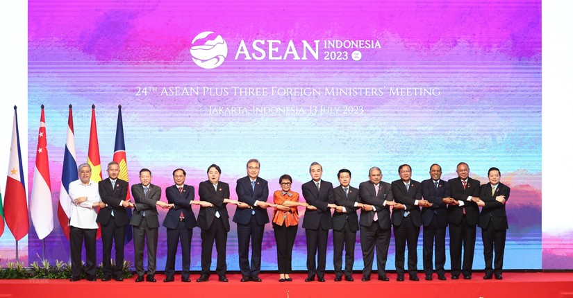 Bộ trưởng Ngoại giao Bùi Thanh Sơn cùng các Bộ trưởng Ngoại giao đối tác chụp ảnh chung tại Hội nghị ASEAN+3 ở Jakarta, Indonesia. Ảnh: TTXVN 
