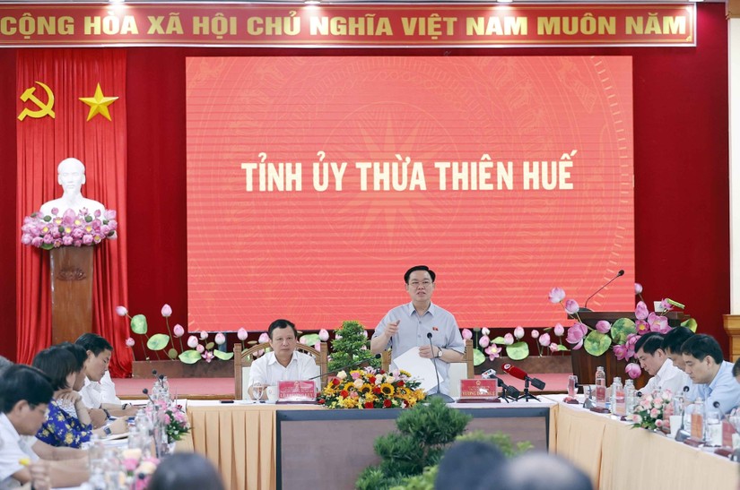 Chủ tịch Quốc hội Vương Đình Huệ làm việc với Ban Thường vụ Tỉnh ủy Thừa Thiên Huế. Ảnh: TTXVN