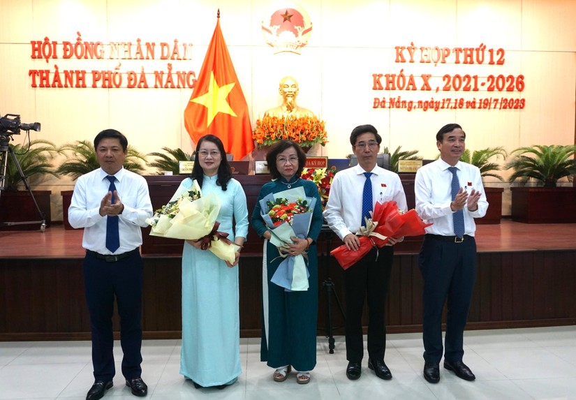 Lãnh đạo TP Đà Nẵng chúc mừng ông Trần Chí Cường (thứ 2 từ phải qua). Ảnh: VGP