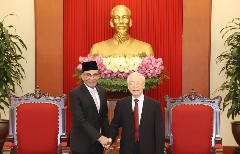  Tổng Bí thư Nguyễn Phú Trọng và Thủ tướng Liên bang Malaysia Anwar Ibrahim. Ảnh: TTXVN