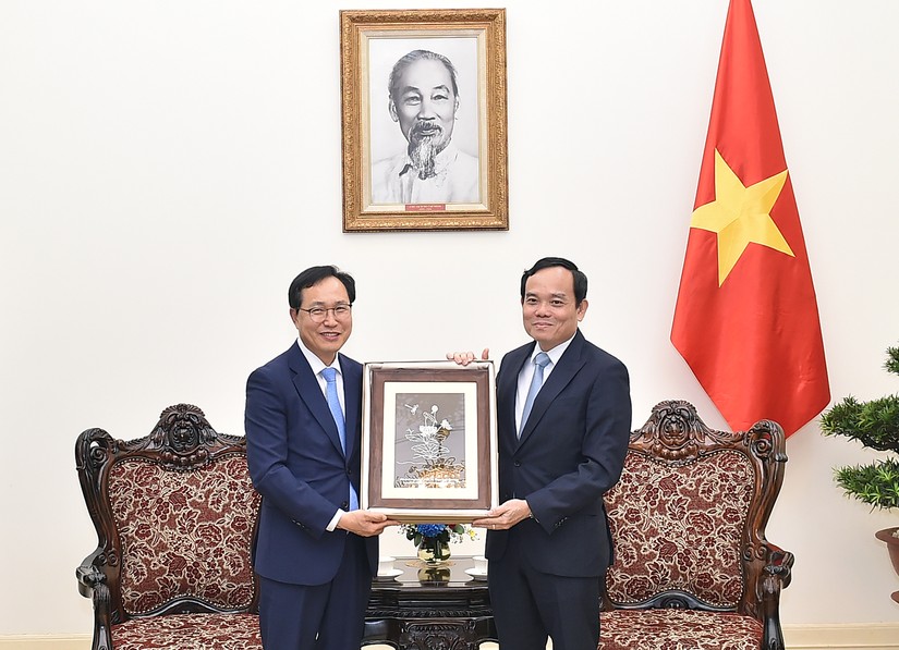 Phó Thủ tướng Trần Lưu Quang và Tổng Giám đốc Tổ hợp Samsung Việt Nam Choi Joo Ho. Ảnh: VGP