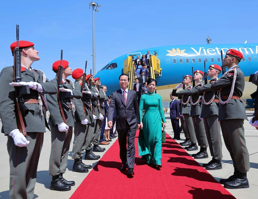 Chủ tịch nước Võ Văn Thưởng cùng phu nhân tới Sân bay Quốc tế Vienna, bắt đầu chuyến thăm chính thức Cộng hòa Áo. Ảnh: TTXVN