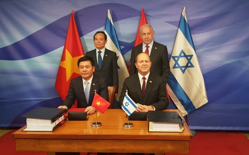 Bộ trưởng Công Thương Nguyễn Hồng Diên cùng Bộ trưởng Kinh tế và Công nghiệp Israel Nir Barkat ký kết Hiệp định Thương mại tự do Việt Nam - Israel (VIFTA). Ảnh: Bộ Công Thương