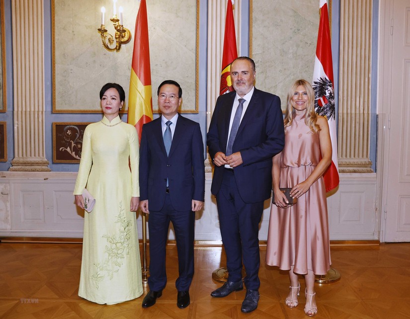 Chủ tịch nước Võ Văn Thưởng và phu nhân chụp ảnh chung với Thủ hiến bang Burgenland Hans Peter Doskozil và phu nhân. Ảnh: TTXVN