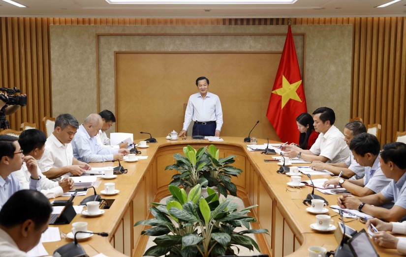 Phó Thủ tướng Lê Minh Khái chủ trì cuộc họp về việc phân bổ vốn ngân sách Trung ương về phòng chống sạt lở bờ sông, bờ biển khu vực Đồng bằng sông Cửu Long. Ảnh: VGP