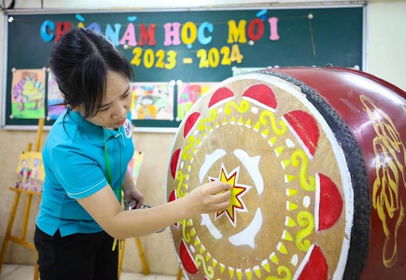 Các giáo viên trường Tiểu học Bình Minh chuẩn bị cho lễ khai giảng năm học 2023 - 2024. Ảnh: TTXVN
