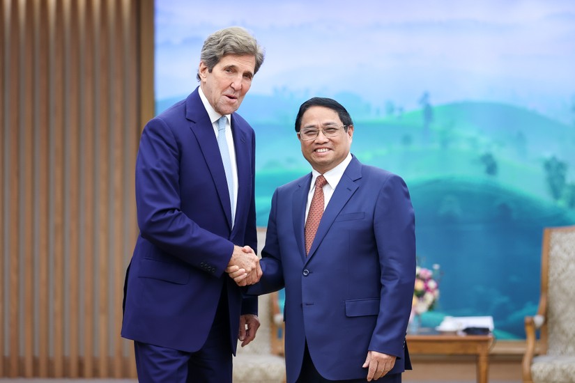 Thủ tướng Chính phủ Phạm Minh Chính tiếp Đặc phái viên của Tổng thống Mỹ về khí hậu John Kerry. Ảnh: VGP