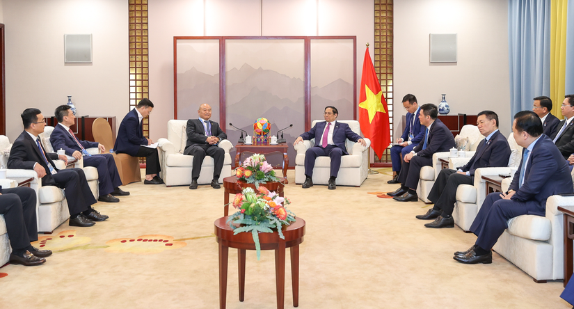 Thủ tướng Chính phủ và Chủ tịch CREC trao đổi về khả năng nghiên cứu các phương án xây dựng tuyến đường sắt Hà Nội - Lào Cai - Hải Phòng. Ảnh: VGP
