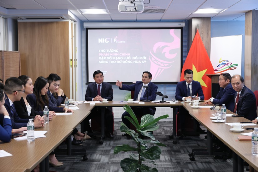 Thủ tướng Phạm Minh Chính gặp gỡ các thành viên của Mạng lưới đổi mới sáng tạo Việt Nam tại Mỹ. Ảnh: VGP
