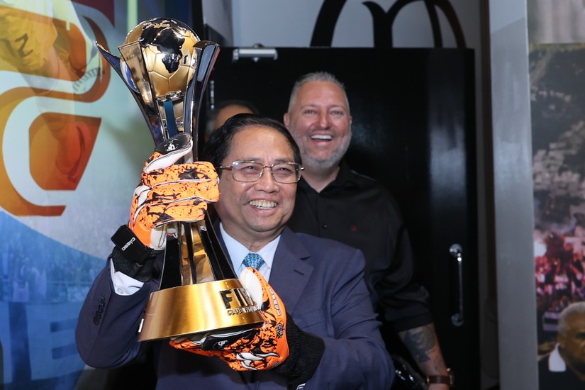 Thủ tướng nâng cúp vô địch FIFA Club World Cup 2012 của Corinthians và đeo đôi găng tay của "người gác đền", thủ môn Cassio, người đạt danh hiệu Quả bóng vàng trong giải đấu này. Ảnh: VGP