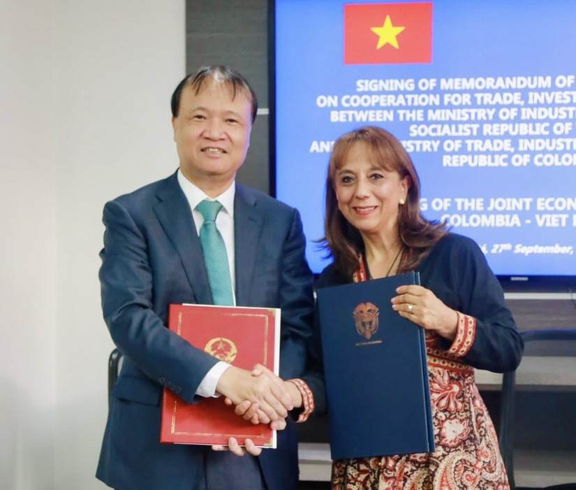 Thứ trưởng Đỗ Thắng Hải và Thứ trưởng Soraya Caro Vargas ký Biên bản Kỳ họp lần thứ nhất Ủy ban hỗn hợp về kinh tế Việt Nam - Colombia. Ảnh: Bộ Công Thương