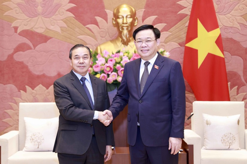 Chủ tịch Quốc hội Vương Đình Huệ và Đại sứ Đặc mệnh toàn quyền nước Cộng hòa Dân chủ nhân dân Lào Sengphet Houngboungnuang. Ảnh: TTXVN