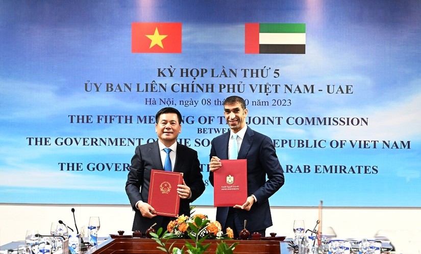 Thay mặt Chính phủ Việt Nam và Chính phủ UAE, Chủ tịch các Phân ban đã thống nhất thông qua và ký kết Biên bản Kỳ họp. Ảnh: Bộ Công Thương