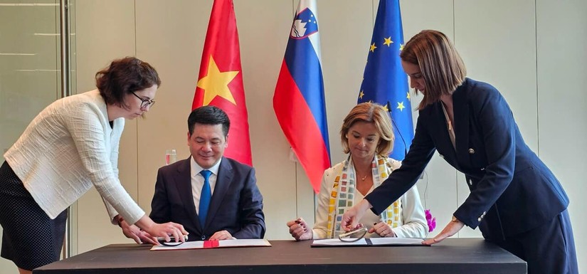 Bộ trưởng Bộ Công Thương Việt Nam và Bộ trưởng Bộ Ngoại giao Slovenia đã cùng nhau ký Biên bản khóa họp lần III Ủy ban liên Chính phủ Việt Nam - Slovenia. Ảnh: Bộ Công Thương