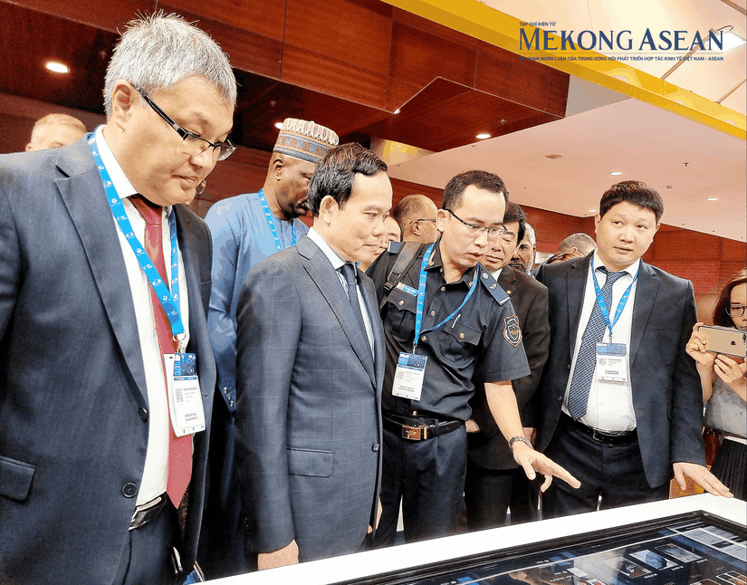 Phó Thủ tướng Trần Lưu Quang cùng các đại biểu tham quan và nghe các doanh nghiệp giới thiệu về các công nghệ mới ngành hải quan. Ảnh: Anh Thư