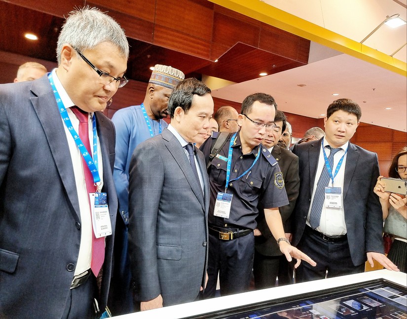 Phó Thủ tướng Trần Lưu Quang tham dự phiên khai mạc và tham quan các gian hàng triển lãm về công nghệ mới trong ngành Hải quan. Ảnh: Anh Thư