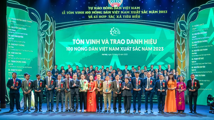 Lễ Tôn vinh và trao danh hiệu 100 Nông dân Việt Nam xuất sắc và biểu dương 63 Hợp tác xã tiêu biểu toàn quốc năm 2023. Ảnh: Quochoi.vn