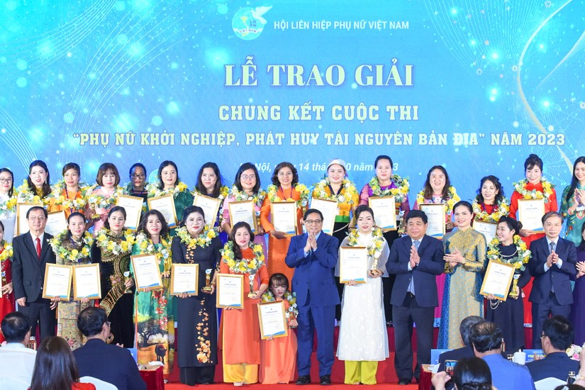 Thủ tướng Phạm Minh Chính cùng các đại biểu chụp ảnh lưu niệm tại Lễ trao giải. Ảnh: VGP
