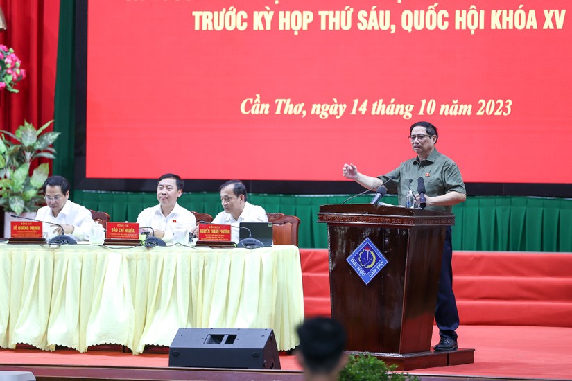 Thủ tướng Phạm Minh Chính và Đoàn đại biểu Quốc hội TP Cần Thơ có cuộc tiếp xúc với cử tri đại diện lực lượng đoàn viên, thanh niên, sinh viên và nguồn nhân lực trẻ. Ảnh: VGP