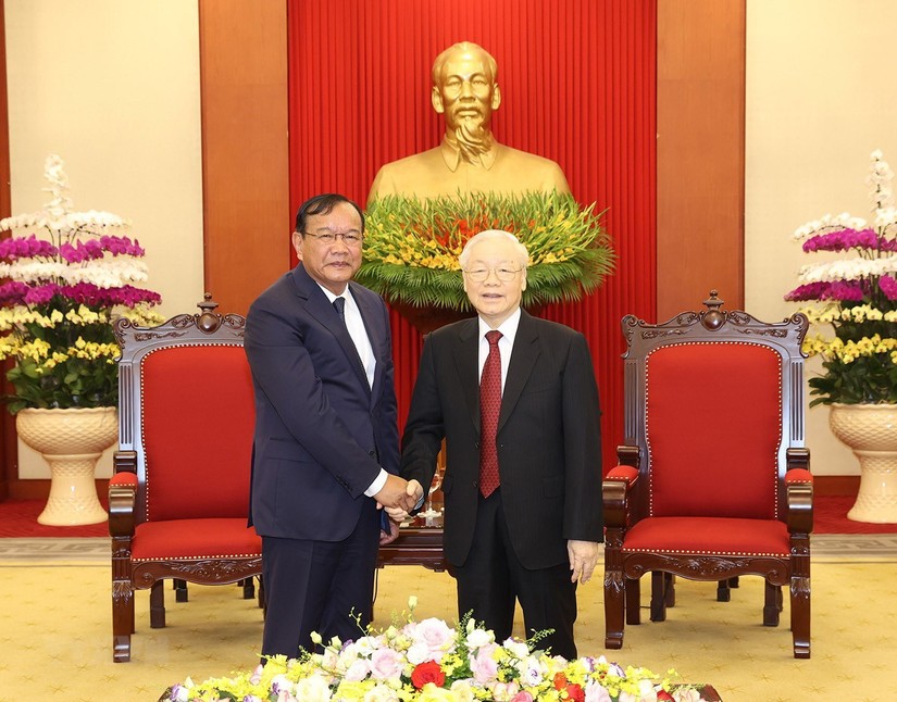 Tổng Bí thư Nguyễn Phú Trọng tiếp Trưởng Ban Đối ngoại Trung ương Đảng Nhân dân Campuchia Prak Sokhonn. Ảnh: TTXVN