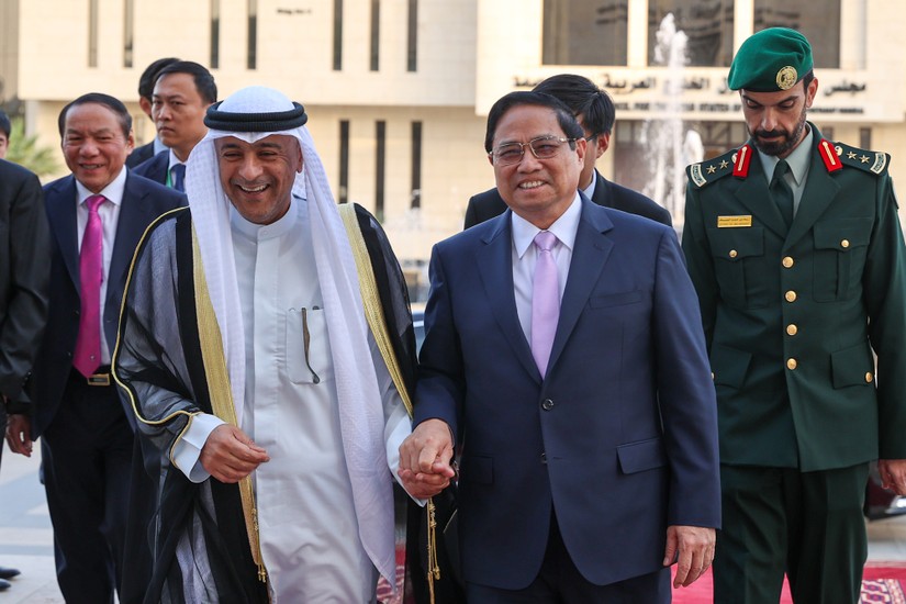 Thủ tướng Phạm Minh Chính đã đến thăm Trụ sở GCC, gặp Tổng Thư ký GCC Jassim Muhammad Al-Budaiwi. Ảnh: VGP