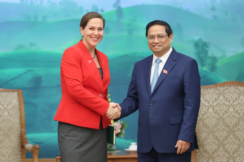 Thủ tướng Phạm Minh Chính và Kinh tế trưởng Bộ Ngoại giao Mỹ Emily Blanchard. Ảnh: VGP
