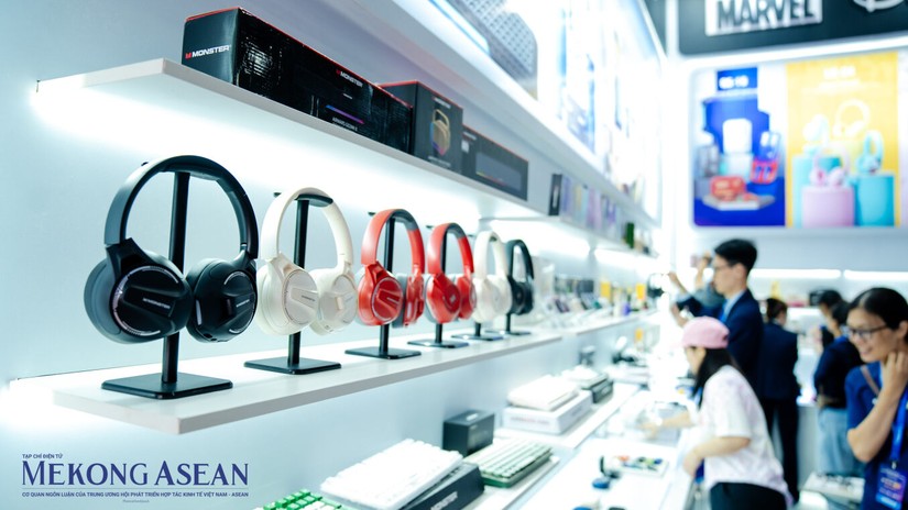 Hàng chục nghìn sản phẩm điện, điện tử với những công nghệ mới và thịnh hành nhất được trưng bày tại Triển lãm Quốc tế Điện tử và Thiết bị Thông minh Việt Nam. Ảnh: Quách Sơn