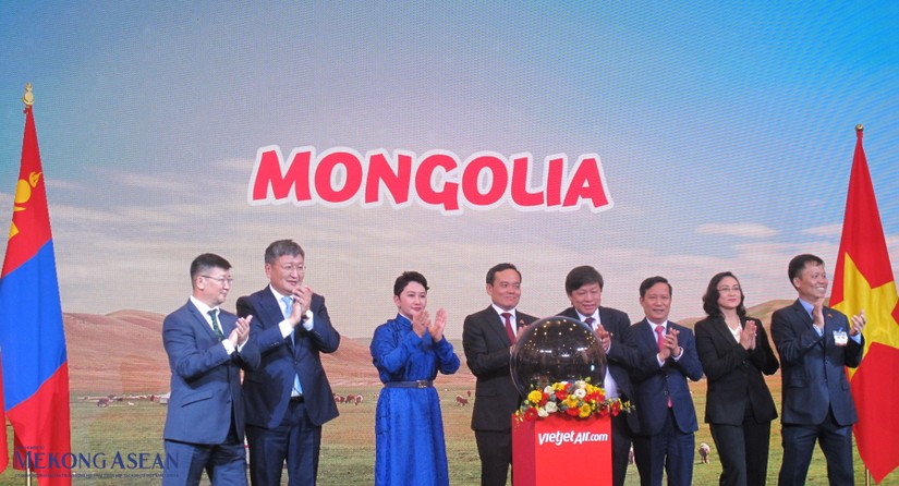 Vietjet công bố đường bay thẳng Nha Trang - Ulaanbaatar trước sự chứng kiến của Tổng thống Mông Cổ Ukhnaagiin Khurelsukh, Phó Thủ tướng Việt Nam Trần Lưu Quang. Ảnh: Anh Thư