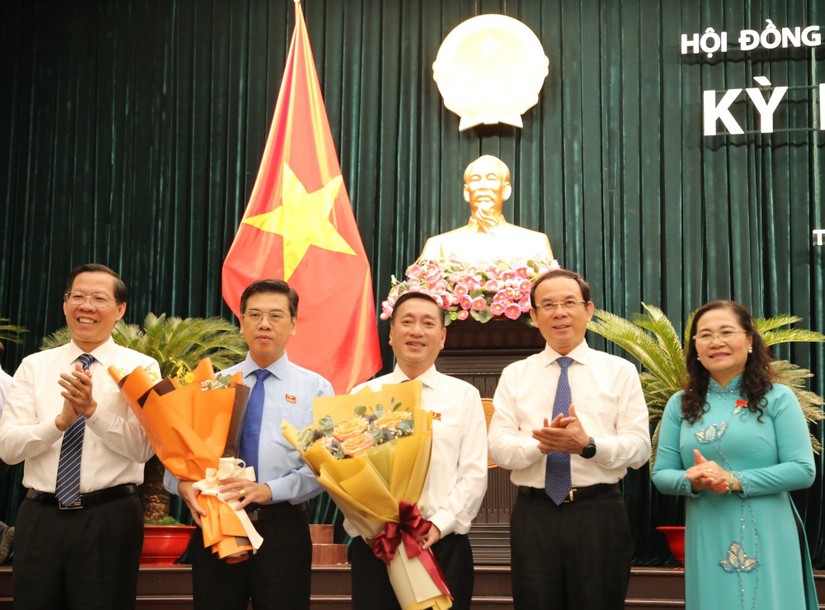 Lãnh đạo TPHCM chúc mừng ông Nguyễn Văn Dũng và ông Phạm Thành Kiên nhận nhiệm vụ mới. Ảnh: VGP