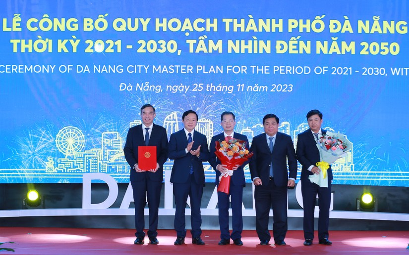 Phó Thủ tướng Trần Hồng Hà trao Quyết định Quy hoạch TP Đà Nẵng thời kỳ 2021-2030, tầm nhìn đến năm 2050 cho lãnh đạo thành phố. Ảnh: VGP