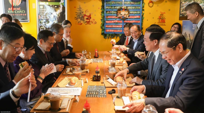 Chủ tịch nước Võ Văn Thưởng và phu nhân cùng các quan khách Nhật Bản thưởng thức món ăn đặc trưng của Việt Nam. Ảnh: VOV
