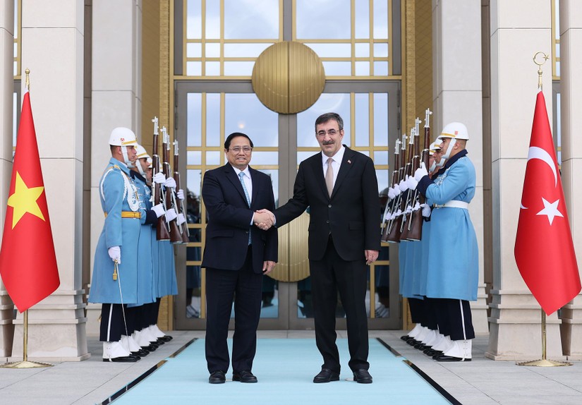 Phó Tổng thống Thổ Nhĩ Kỳ Cevdet Yilmaz và Thủ tướng Chính phủ Phạm Minh Chính tại lễ đón chính thức. Ảnh: VGP