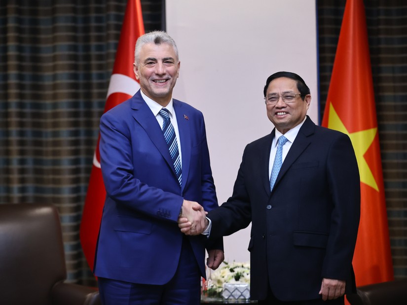 Thủ tướng Chính phủ Phạm Minh Chính và Bộ trưởng Thương mại Thổ Nhĩ Kỳ Omer Bolat. Ảnh: VGP