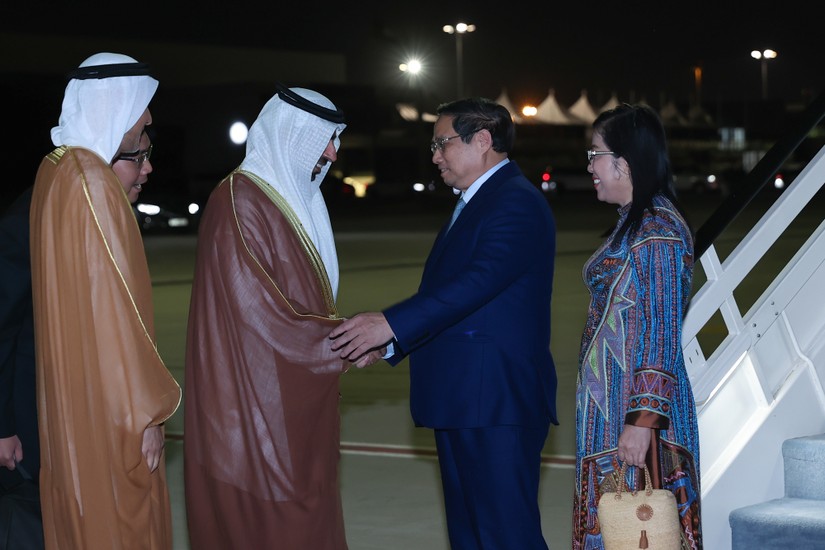 Thủ tướng Phạm Minh Chính cùng phu nhân và đoàn đại biểu Việt Nam đã tới sân bay quốc tế Al Maktoum, thành phố Dubai bắt đầu chuyến công tác tại UAE. Ảnh: VGP