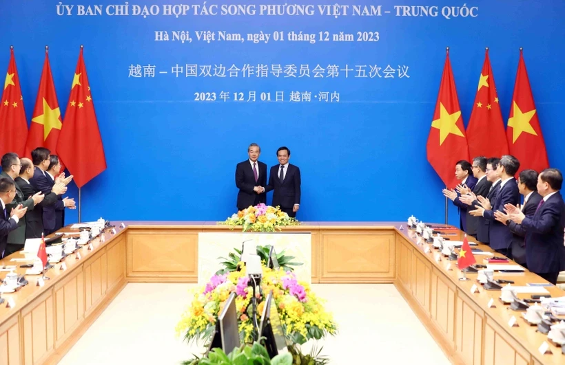 Phó Thủ tướng Trần Lưu Quang và Bộ trưởng Ngoại giao Trung Quốc Vương Nghị trước khi đồng chủ trì phiên họp. Ảnh: TTXVN