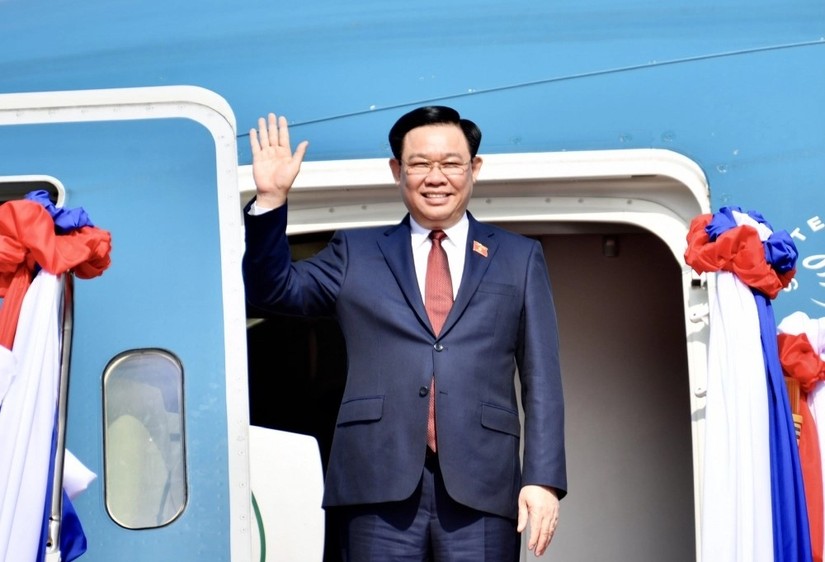 Chủ tịch Quốc hội Vương Đình Huệ đến thủ đô Vientiane, bắt đầu thăm, làm việc tại Lào. Ảnh: VOV