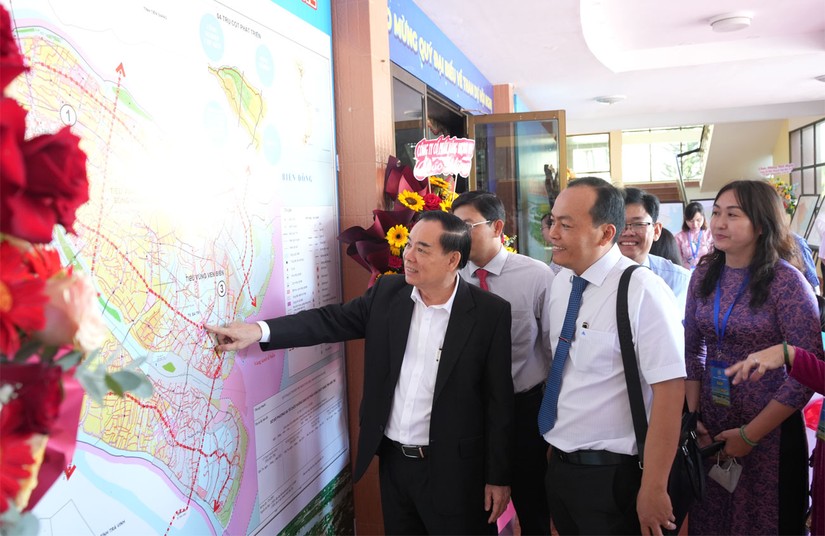 Chủ tịch UBND tỉnh Trần Ngọc Tam giới thiệu về Quy hoạch tỉnh Bến Tre thời kỳ 2021-2023, tầm nhìn đến năm 2050. Ảnh: Cổng Thông tin điện tử tỉnh Bến Tre