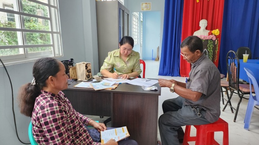 Đồng bào dân tộc thiểu số Khmer tham gia mua bảo hiểm y tế tại điểm tuyên truyền. Ảnh: Báo An Giang