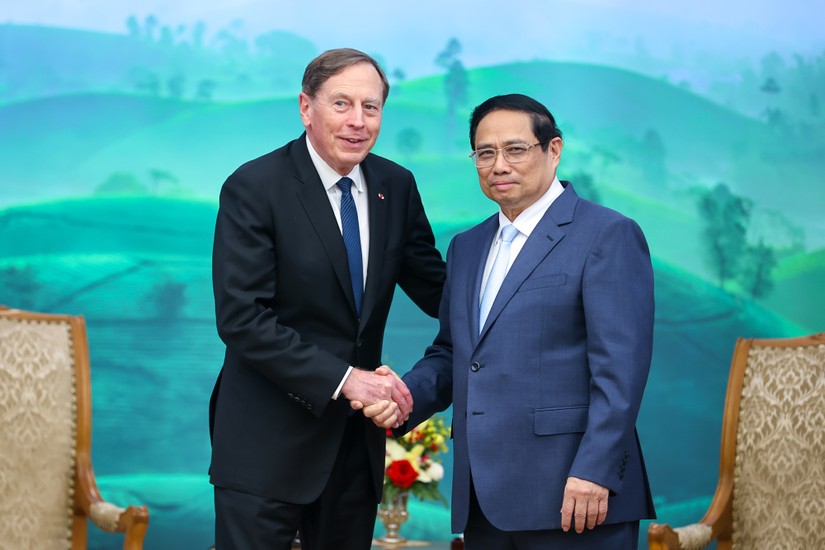 Thủ tướng Phạm Minh Chính và ông David Petraeus, đồng sở hữu Quỹ kiêm Chủ tịch Viện toàn cầu Quỹ đầu tư Kohlberg Kravis Roberts. Ảnh: VGP