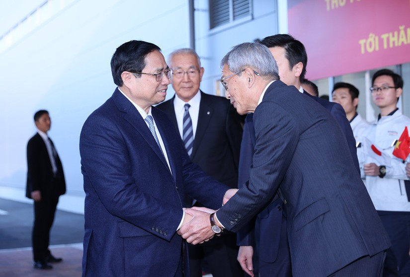 Thủ tướng Phạm Minh Chính tới thăm Công ty Shibata Gousei tại tỉnh Gunma. Ảnh: VGP