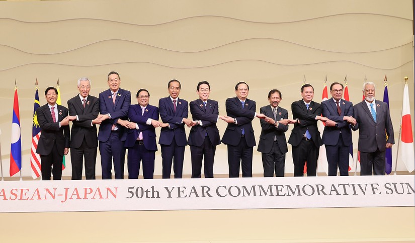 Thủ tướng Phạm Minh Chính cùng lãnh đạo các nước ASEAN và Nhật Bản chụp ảnh lưu niệm nhân lễ khai mạc. Ảnh: VGP