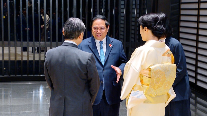 Thủ tướng Phạm Minh Chính trao đổi với Nhà vua và Hoàng hậu Nhật Bản. Ảnh: VGP