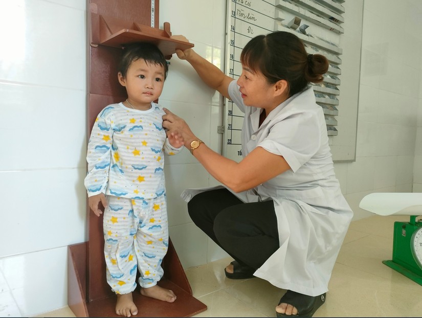 Trung tâm Kiểm soát bệnh tật tỉnh Bắc Kạn tổ chức đo chiều cao, cân nặng cho trẻ dưới 5 tuổi. Ảnh: Sở Y tế Bắc Kạn