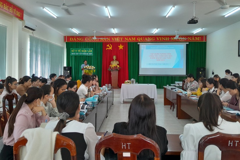 Trung tâm Y tế thành phố Buôn Ma Thuột đã tổ chức lớp tập huấn chăm sóc sức khỏe người cao tuổi cho cán bộ y tế tuyến xã, phường trên địa bàn. Ảnh: Sở Y tế Đăk Lăk