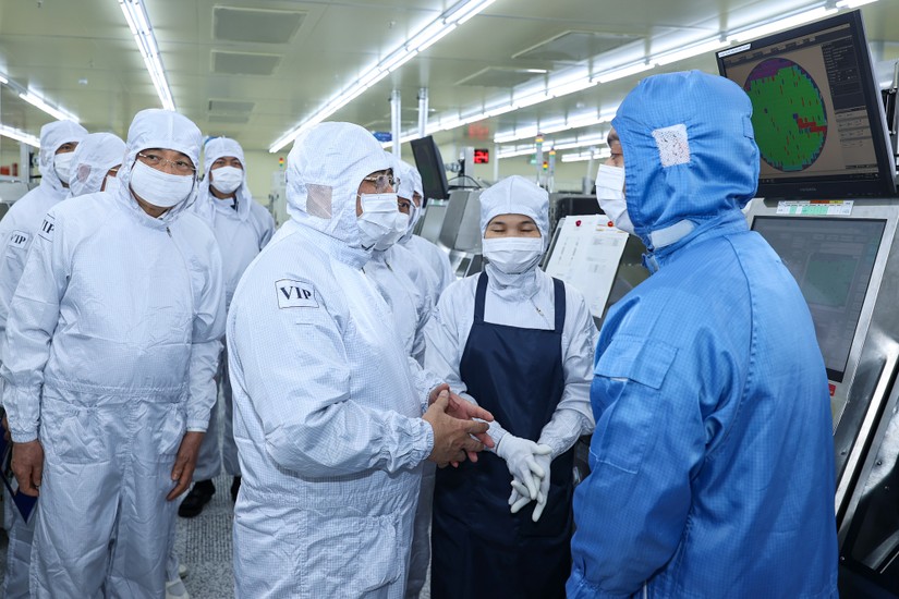 Thủ tướng Phạm Minh Chính thăm dự án nhà máy sản xuất chất bán dẫn Hana Micron Vina 2 tại Khu công nghiệp Vân Trung. Ảnh: VGP