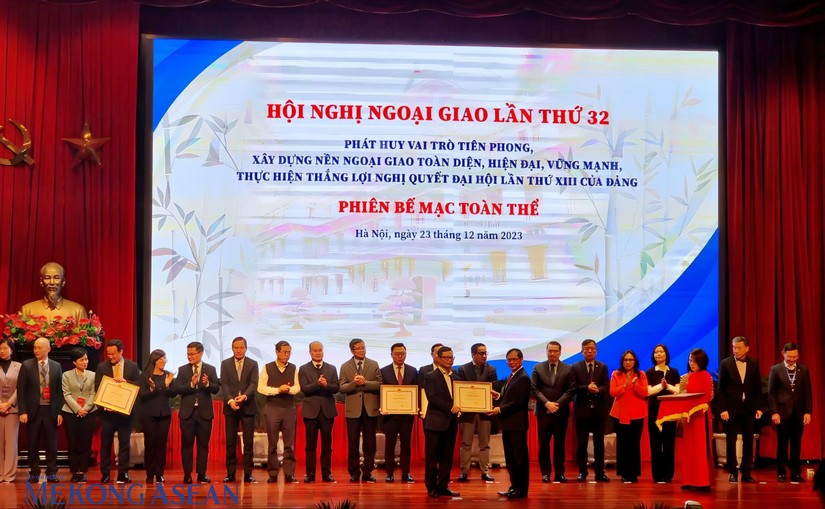 Tại Lễ Bế mạc Hội nghị Ngoại giao lần thứ 32, Bộ trưởng Bùi Thanh Sơn đã trao bằng khen Bộ trưởng cho các tập thể và cá nhân có thành tích xuất sắc trong công tác. Ảnh: Anh Thư - Mekong ASEAN