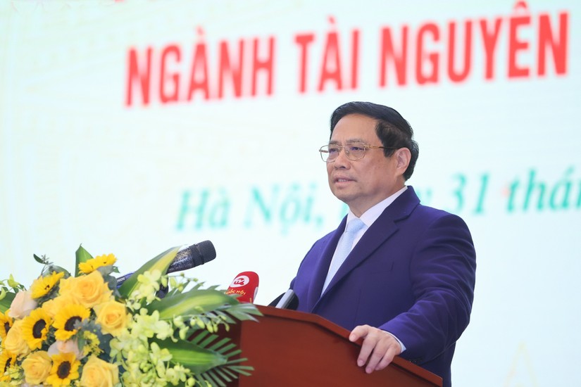 Thủ tướng Phạm Minh Chính phát biểu chỉ đạo tại Hội nghị tổng kết công tác năm 2023, triển khai phương hướng, nhiệm vụ công tác năm 2024 của ngành tài nguyên và môi trường. Ảnh: VGP